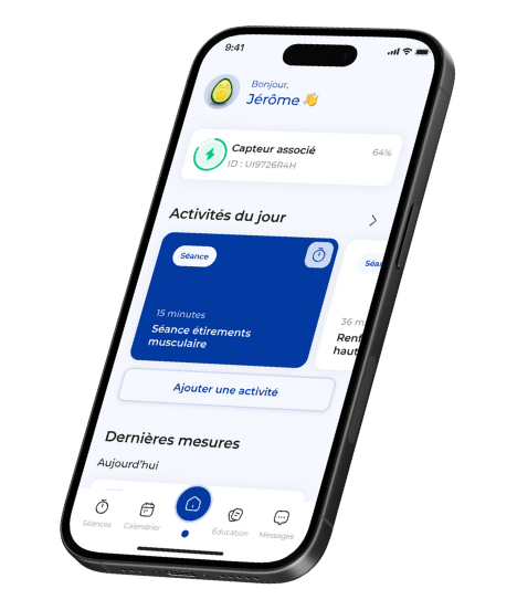 Téléphone affichant une application connectée pour la santé, montrant des données de suivi et des graphiques.