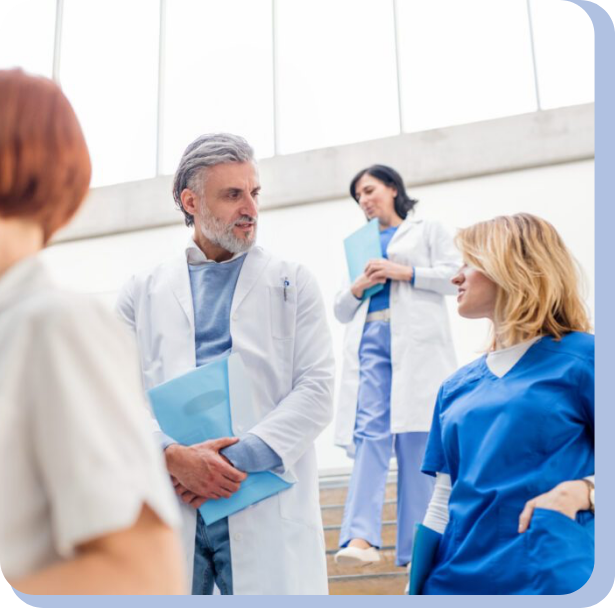 Médecin discutant de la téléréhabilitation cardiaque avec d'autres médecins à l'aide d'une plateforme numérique.